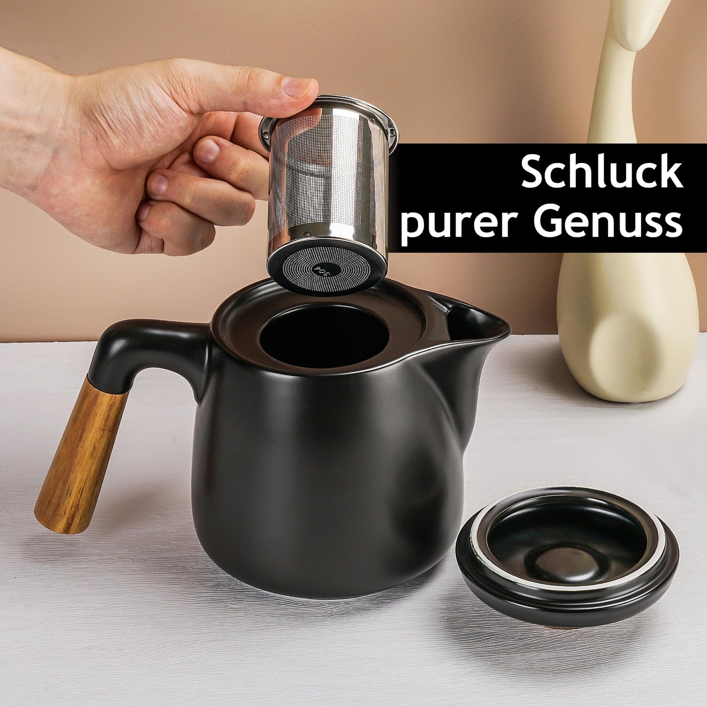 MIAMIO - 1 Liter Keramik-Teekanne-Set mit Siebeinsatz und Tassen/Teesieb, 4 Keramik-Teetassen (300 ml), Bambus-Untersetzer/Henkel für Haus und Büro (Schwarz)