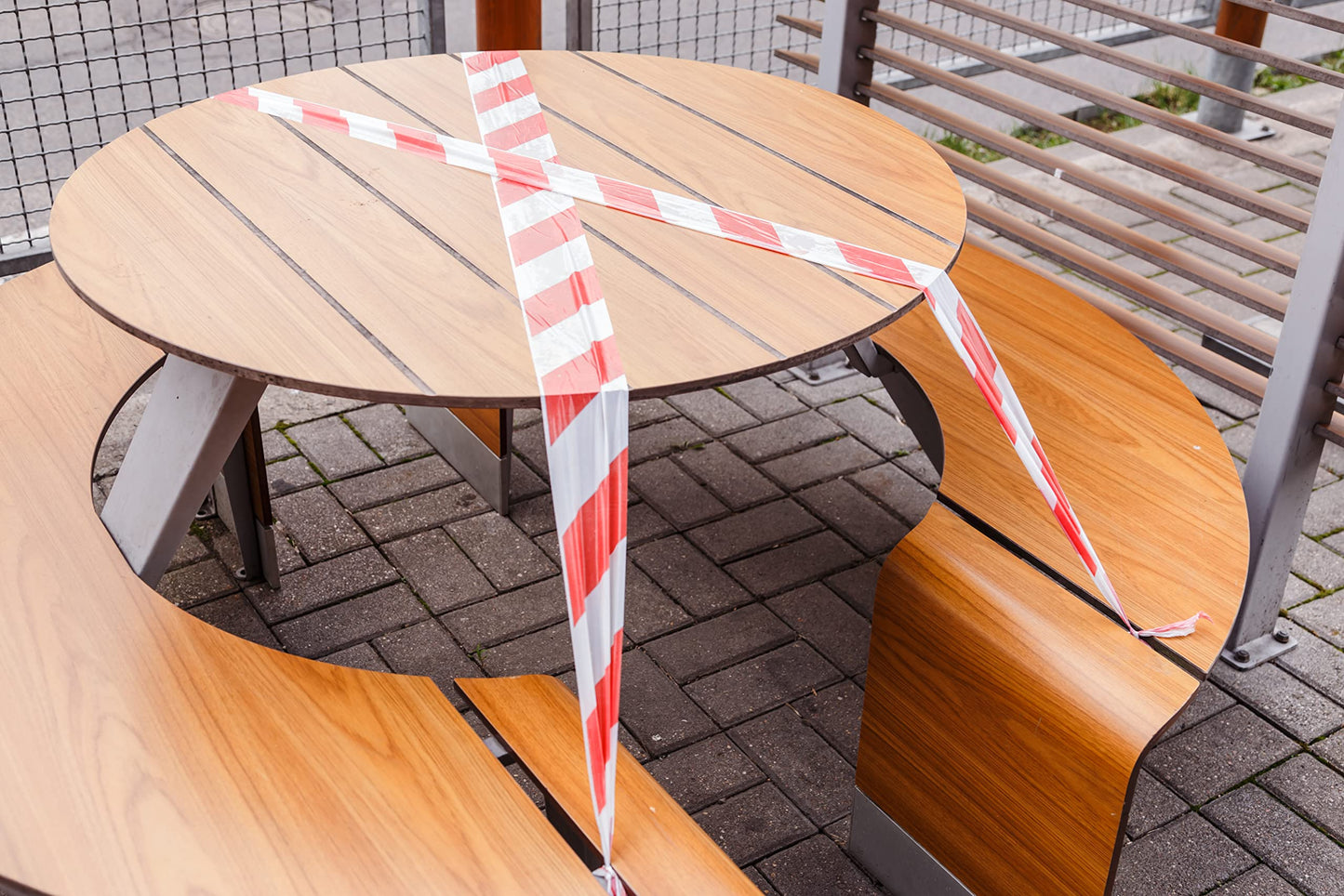 V1 Trade Absperrband Rot Weiß 75mm x 100 m - Flatterband - Warnband Weithin Sichtbar - Trassenwarnband die Baustelle Markieren - Strapazierfähig und Dehnbar Caution Tape
