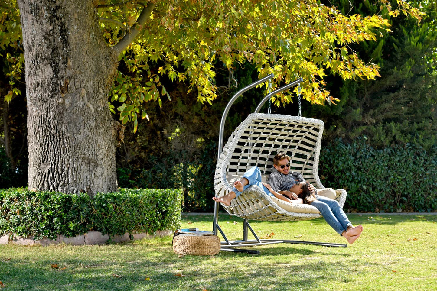 Alveon Hängesessel mit Gestell & Kissen Handgeflechtet Rattan Hängematte Hängekorb Luxus Balkonmöbel Hängeschaukel Cunda (Weiß), Einheitsgröße