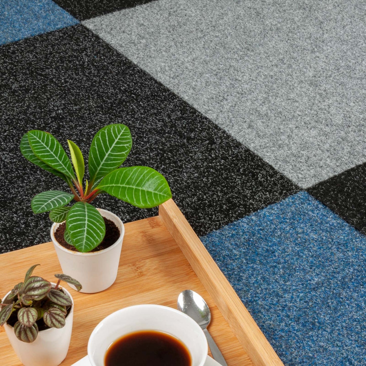Schatex Teppichfliesen grau für Büro Teppichfliesen 50x50 selbstliegende hellgrau Nadelfilz Teppichbodenfliesen ideal als Messeteppich | (4 Fliesen = 1 m², Grau)