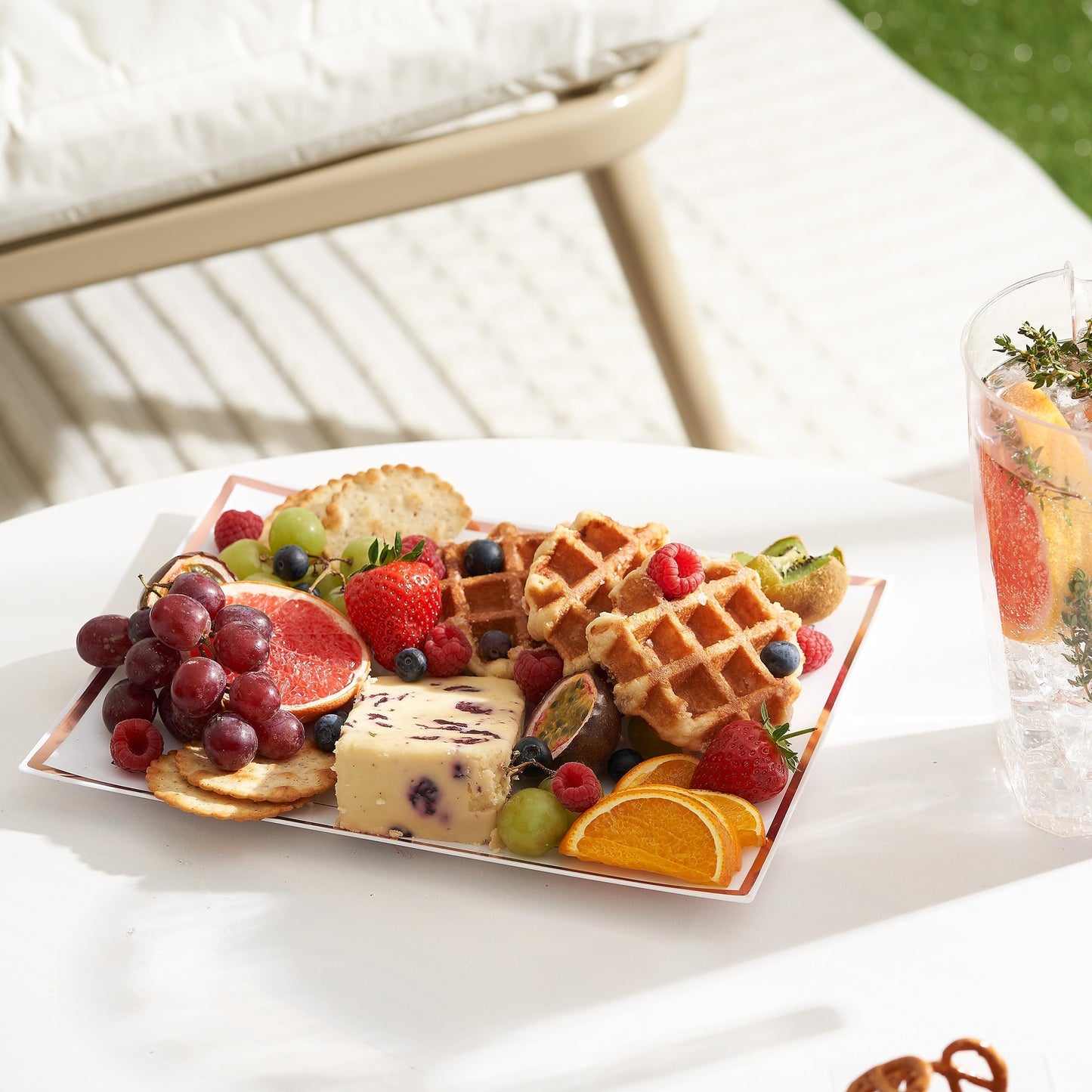 MATANA 6 Weiße Plastik Servierplatten mit Kupferrand für Vorspeisen & Fingerfood - Catering, Buffets, Geburtstage, Partys - 30x 22 cm