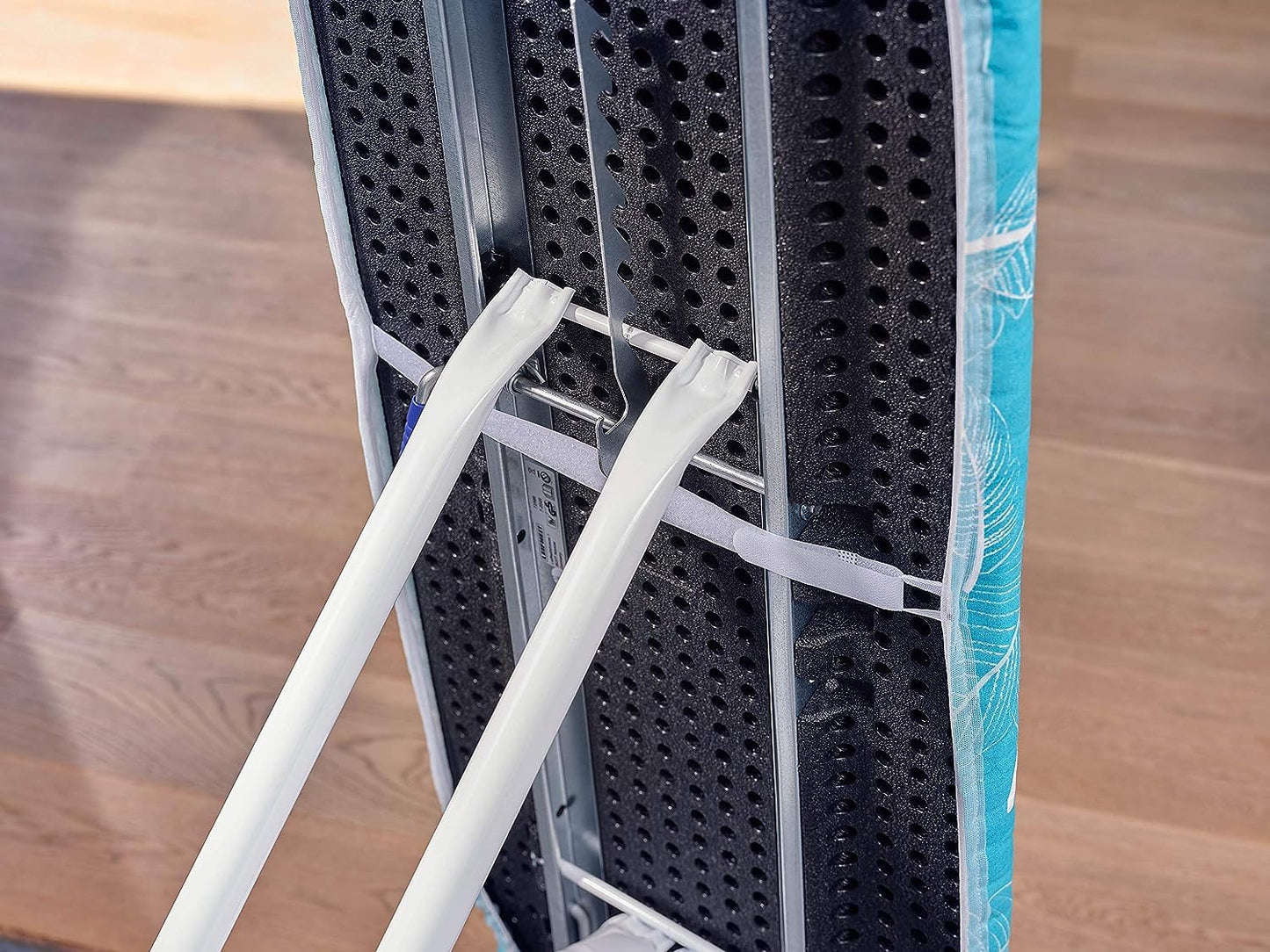 Leifheit Bügelbrettbezug Thermo Reflect Universal, für Bügelflächen bis max. 140 x 45 cm, für Dampfbügeleisen, mit Hitze- und Dampfreflektion für schnelleres Bügeln, mit elastischem Gummizug