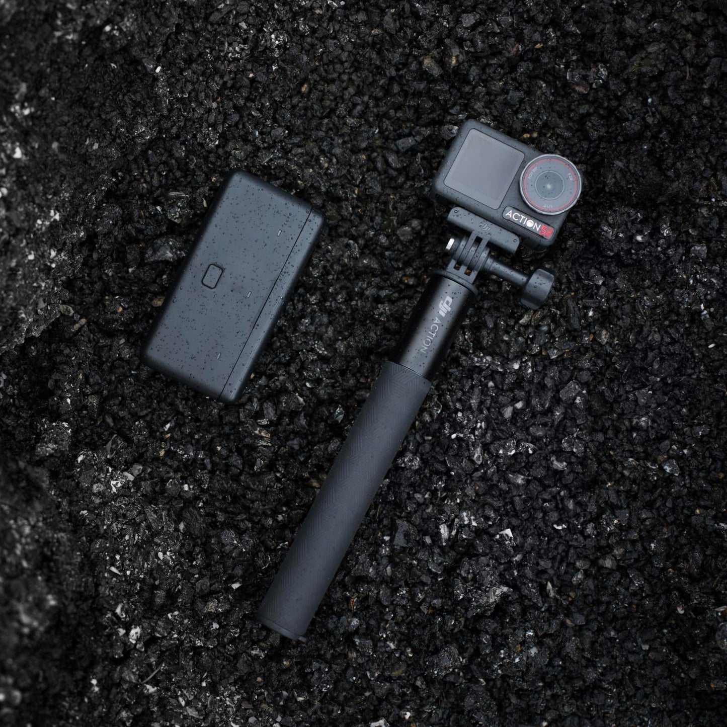 DJI Osmo Action 5 Pro Adventure Combo, Action-Kamera 4K mit 1/1.3" Sensor, 12 Std. verlängerte Akkulaufzeit mit 3 Akkus, Stabilisierung, Zwei OLED Touchscreens, Mini-Action-Kamera für Reisen, Vlog