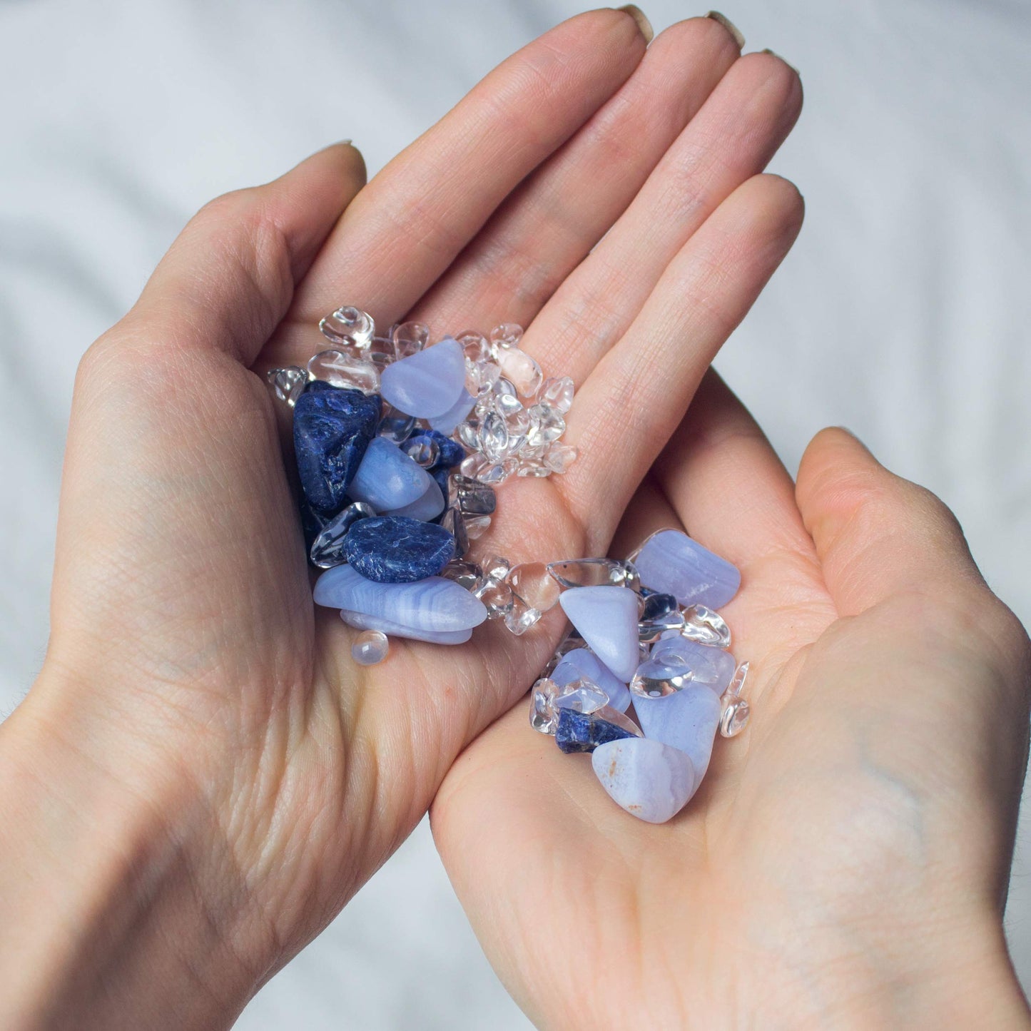 VitaJuwel Era BALANCE | Edelsteinwasserset mit Sodalith, Chalcedon & Bergkristall für Meditation & Inneren Frieden (Karaffe & Edelsteinphiole)