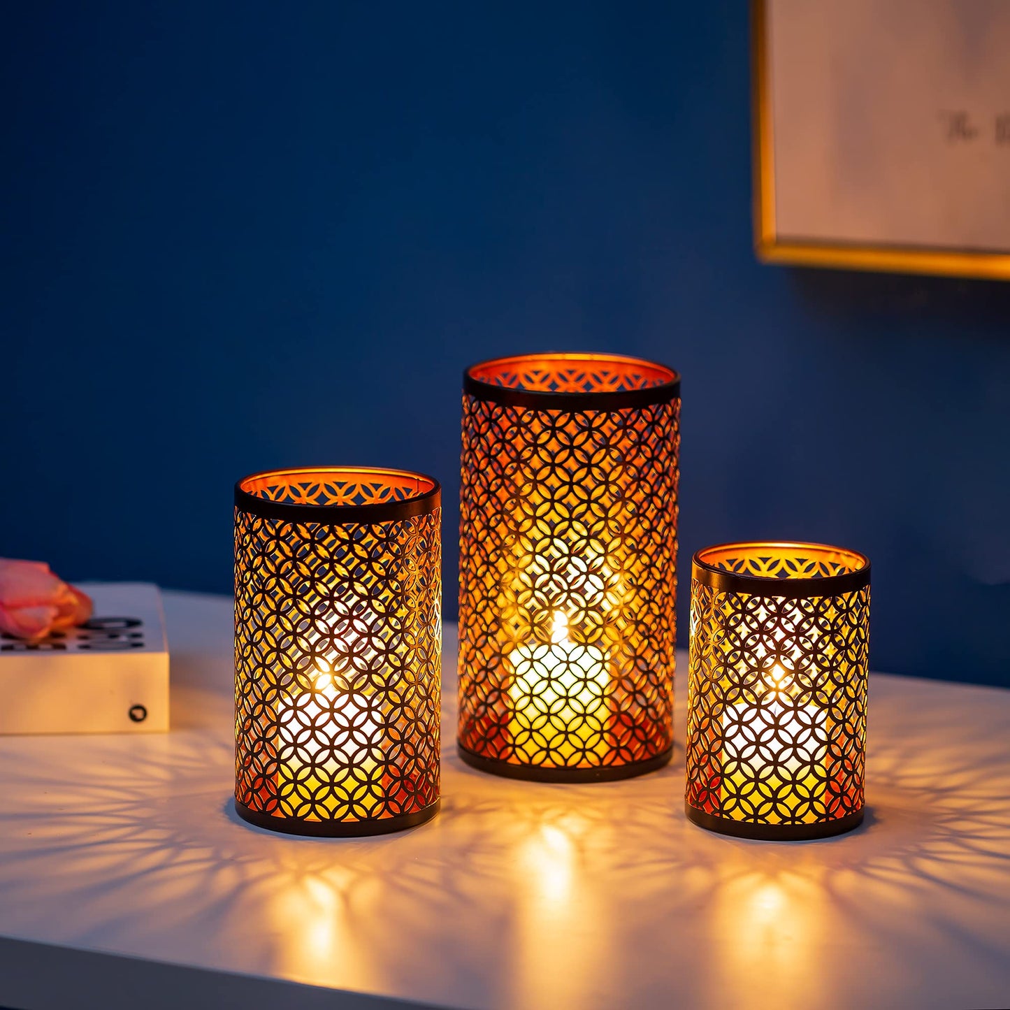 Romadedi Kerzenhalter Metall Teelichthalter Schwarz & Gold - 3er Set Kerzenständer für Teelichter Kerzen Orientalisches Aushöhlen Windlicht Vintage Wohnzimmer Tischdeko Innen Außen Deko 20/16/13cm