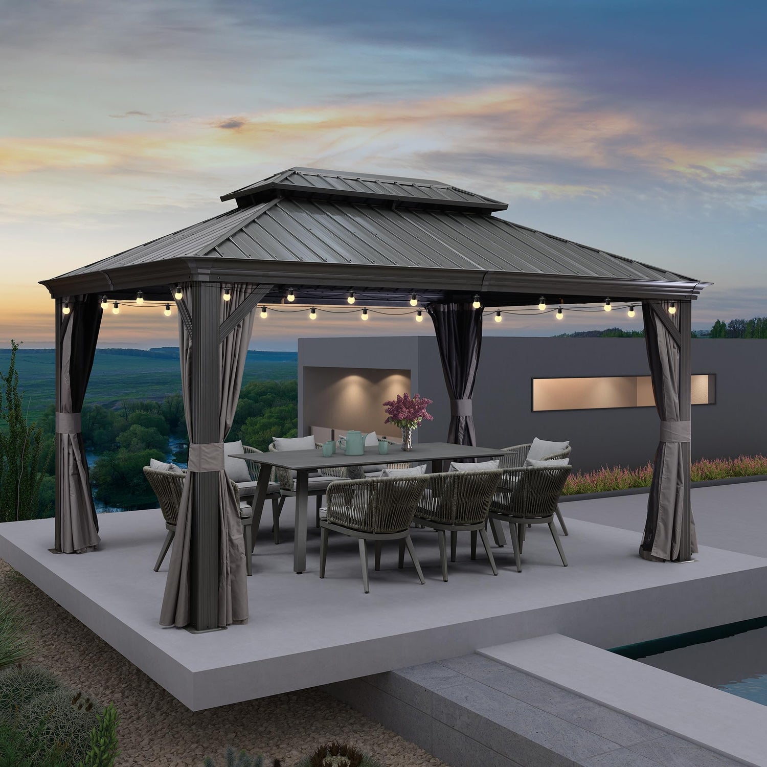 Grauer PURPLE LEAF Pavillon 423x298 cm mit Aluminiumrahmen, Hardtop-Dach, integrierter LED-Beleuchtung, Vorhängen und Moskitonetzen, aufgestellt in einem Garten mit grüner Umgebung.