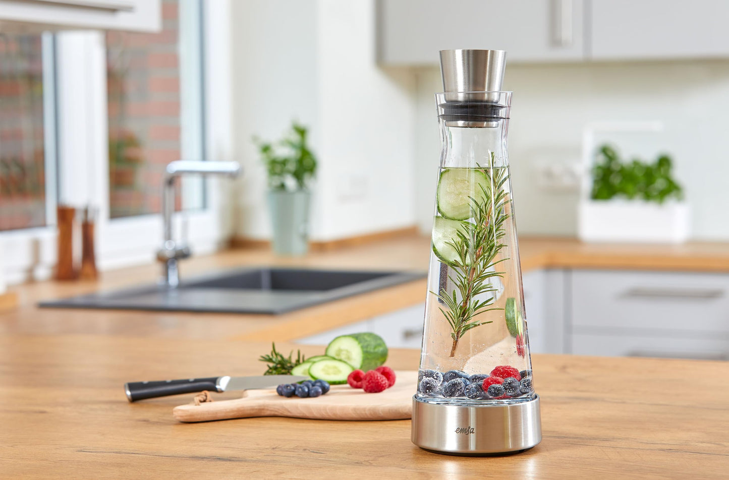 Emsa 514233 Flow Slim Glaskaraffe | mit Kühlelement, Glas | Elegantes Design | 1 Liter | Transparent, 11 x 11 x 38.2 cm