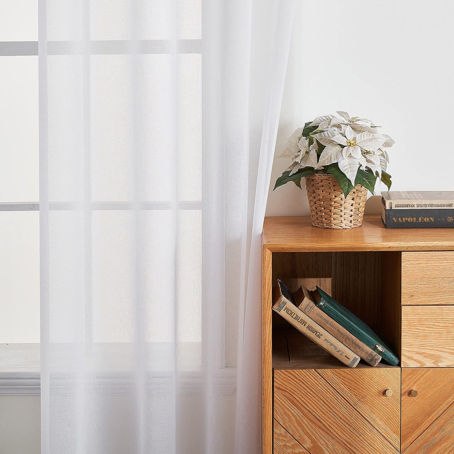 EMEMA 2er Set Sheer Voile Vorhang mit Ösen Transparente Gardine aus Voile Polyester Ösenschal Transparent Wohnzimmer Luftig Dekoschal für Schlafzimmer 140 X 225 cm (B x H) Weiß