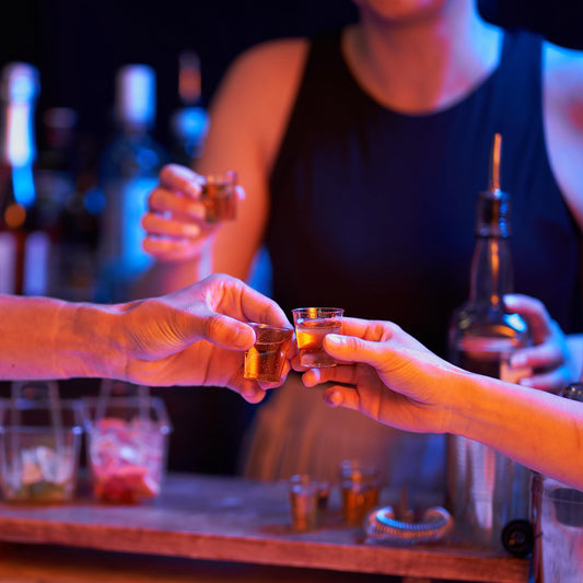 MATANA 150 Schnapsgläser aus Plastik mit Goldglitter, 3cl - Pinnchen Kunststoff, Shotgläser Gold, Shot Becher, Schnapsbecher, Plastikbecher - Party Zubehör - Stabil & Mehrweg