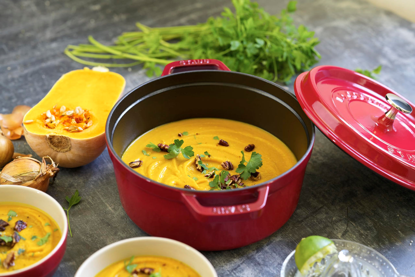 STAUB Gusseisen Bräter/Cocotte, Rund 24 cm, 3,7 L, Aromaregen Funktion für optimale Befeuchtung, Für alle Herdarten inkl. Induktion & Backofen, Kirschrot