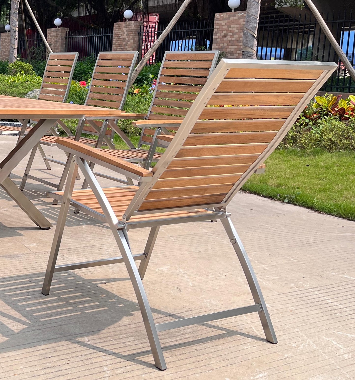 ALEOS. Gartengarnitur Edelstahl Teak Set: Ausziehtisch 200-260x100 cm + 10 Teak-Edelstahl Hochlehner, Sitzgruppe A-Grade Teak Holz - Serie Nassau - Gartenmöbel Set 10 Personen Gastronomie Qualität
