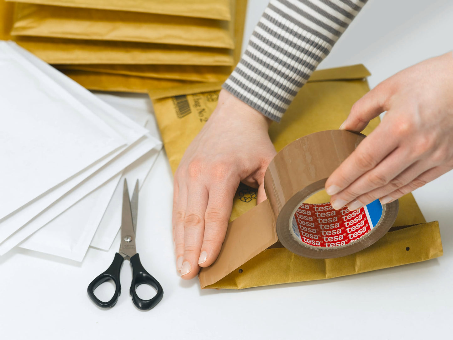 tesa tesapack im 6er Pack - Geräuscharmes Paketklebeband zum Verpacken von Paketen und Versandschachteln - braun - 6 Rollen je 66 m