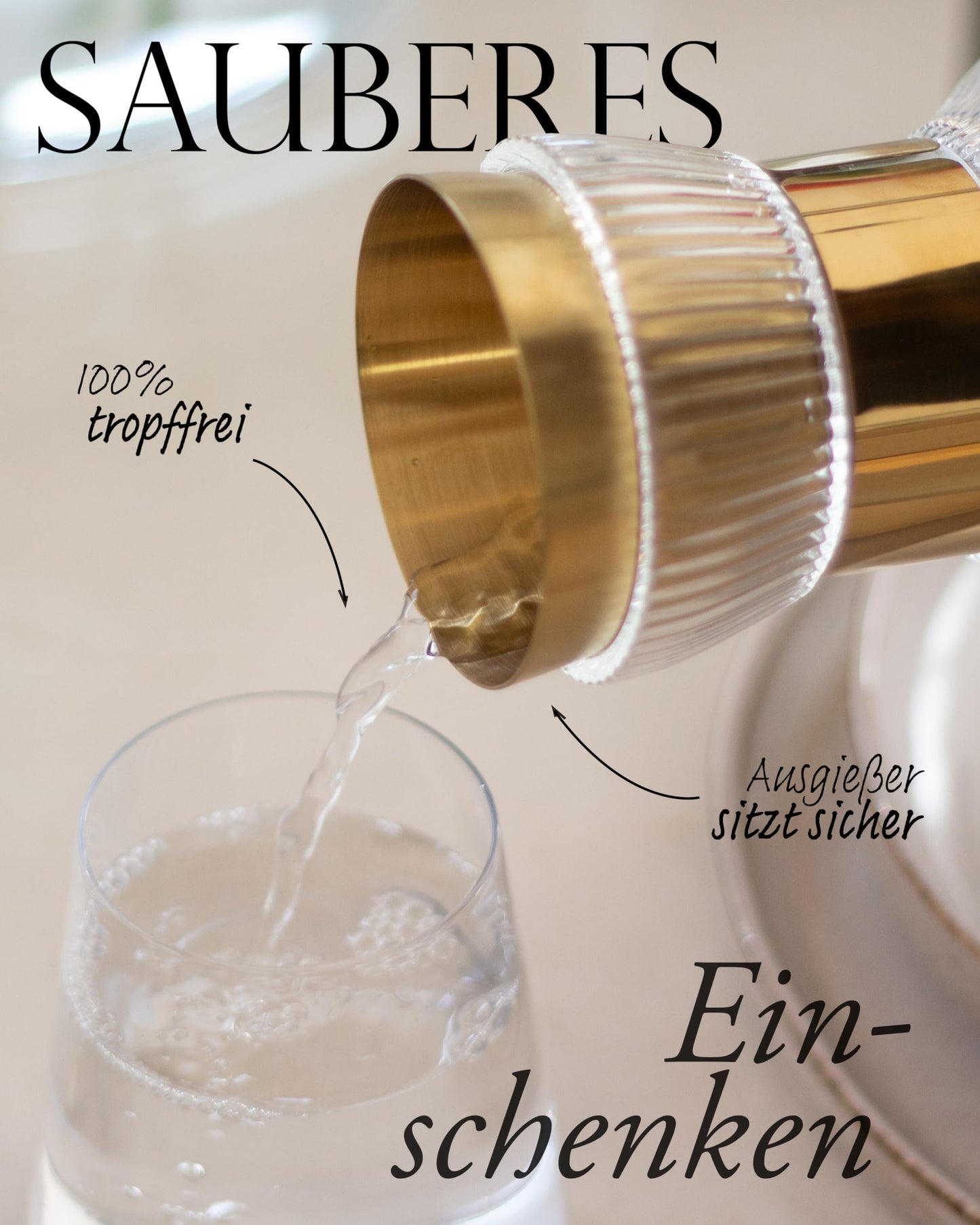 MAMEIDO Wasserkaraffe 1l & 1,5l - Glaskaraffe mit Deckel & Sieb, mundgeblasene Karaffe Glas, Wasserkrug mit edler Optik für besondere Anlässe, Karaffen zum Verschenken (Smoke Gold, 1000ml)
