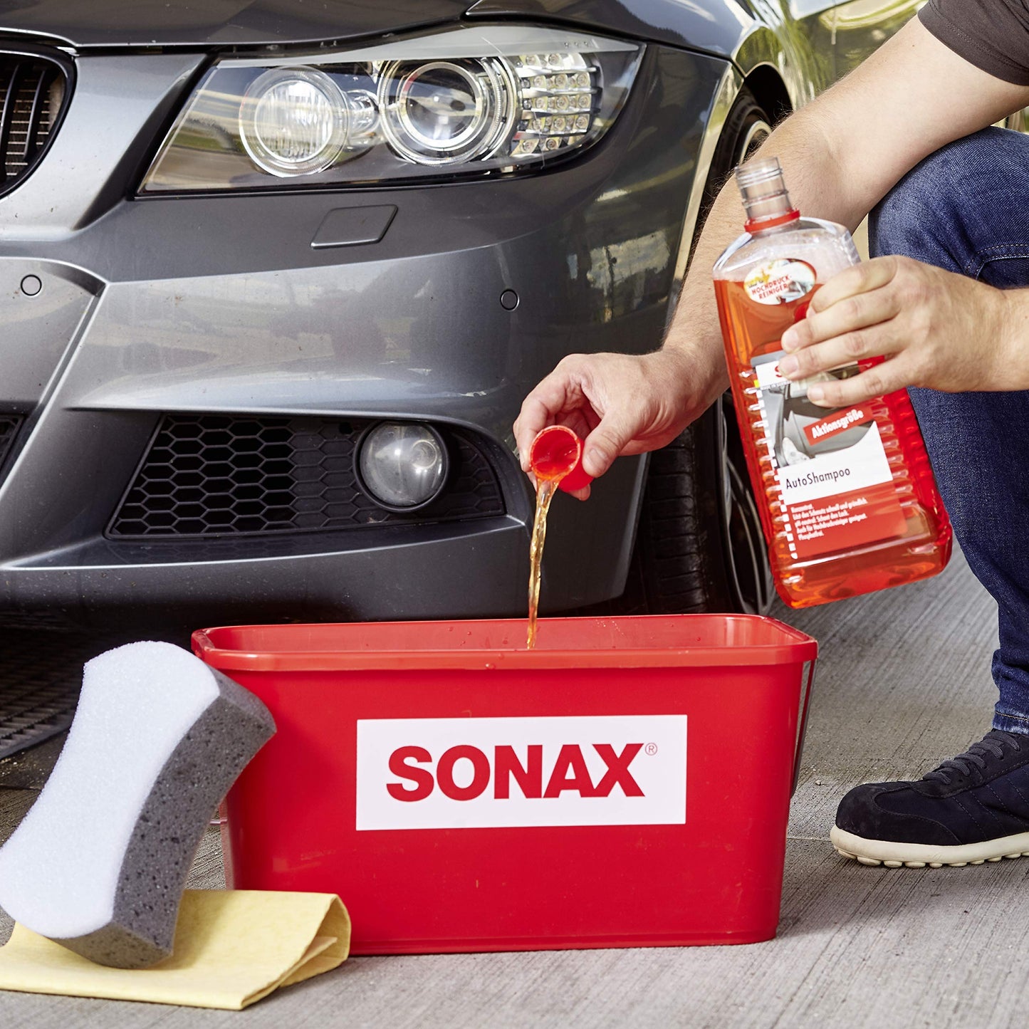SONAX AutoShampoo Konzentrat (2 Liter) durchdringt und löst Schmutz gründlich, ohne Angreifen der Wachs-Schutzschicht | Art-Nr. 03145410