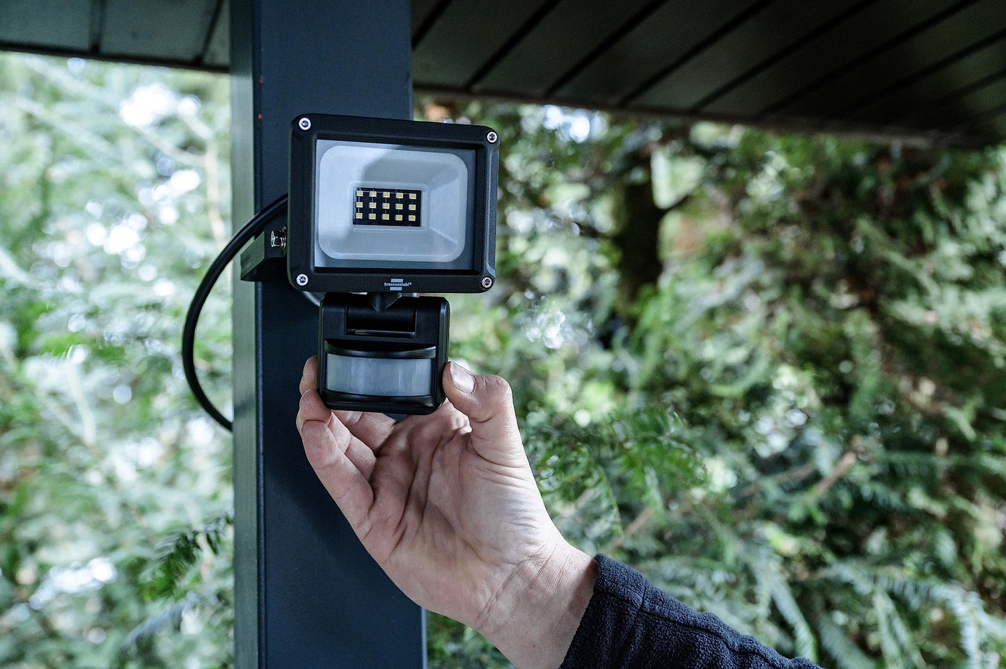 Brennenstuhl LED Strahler JARO 1060 P (LED Wandstrahler für außen IP65, 10W, 1150lm, 6500K, mit Bewegungsmelder und Dämmerungssensor)