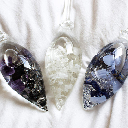 VitaJuwel Era BALANCE | Edelsteinwasserset mit Sodalith, Chalcedon & Bergkristall für Meditation & Inneren Frieden (Karaffe & Edelsteinphiole)