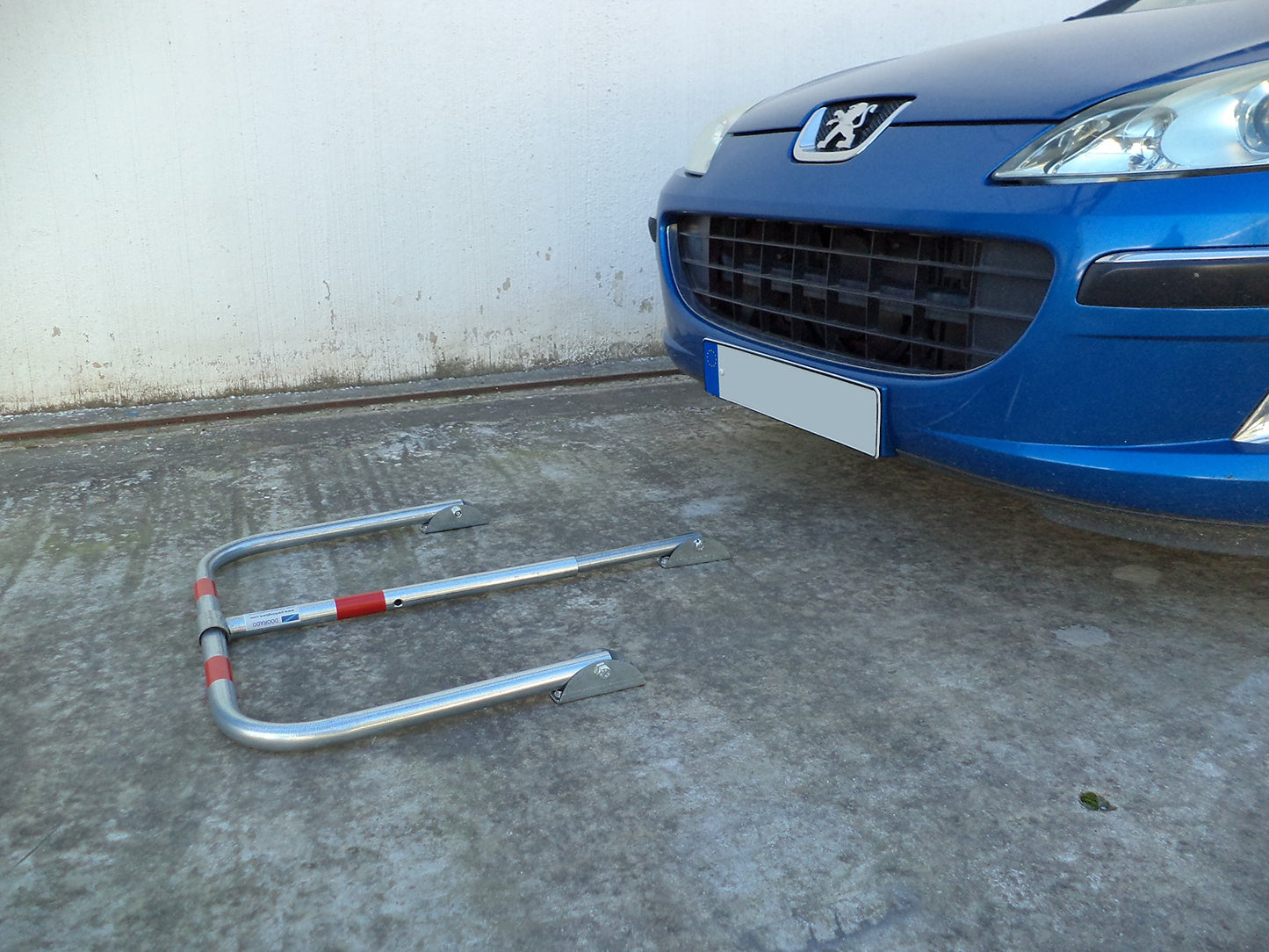 SNS SAFETY LTD Parkplatzsperre Klappbar, aus verzinktem Stahlrohr 32 mm, mit 3 Beinen, Vorhängeschloss mit 3 Schlüsseln, 71cm x 50cm (1 Stück)