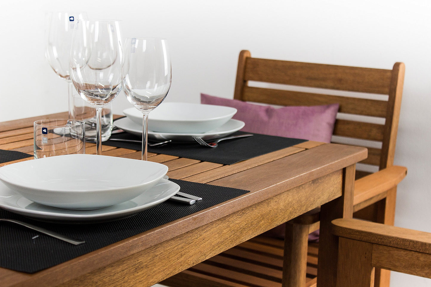 Avanti Trendstore - Furni - Gartenset 5-teilig aus Hartholz Teak, 1 Tisch (Maße: BHT 135x73,5x75 cm), 2 Stühle (Maße: BHT 61x88x62 cm), 2 Bänke (Maße: BHT 120x88x62 cm)