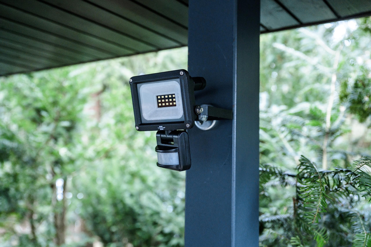 Brennenstuhl LED Strahler JARO 1060 P (LED Wandstrahler für außen IP65, 10W, 1150lm, 6500K, mit Bewegungsmelder und Dämmerungssensor)