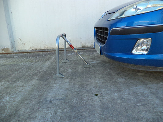 SNS SAFETY LTD Parkplatzsperre Klappbar, aus verzinktem Stahlrohr 32 mm, mit 3 Beinen, Vorhängeschloss mit 3 Schlüsseln, 71cm x 50cm (1 Stück)