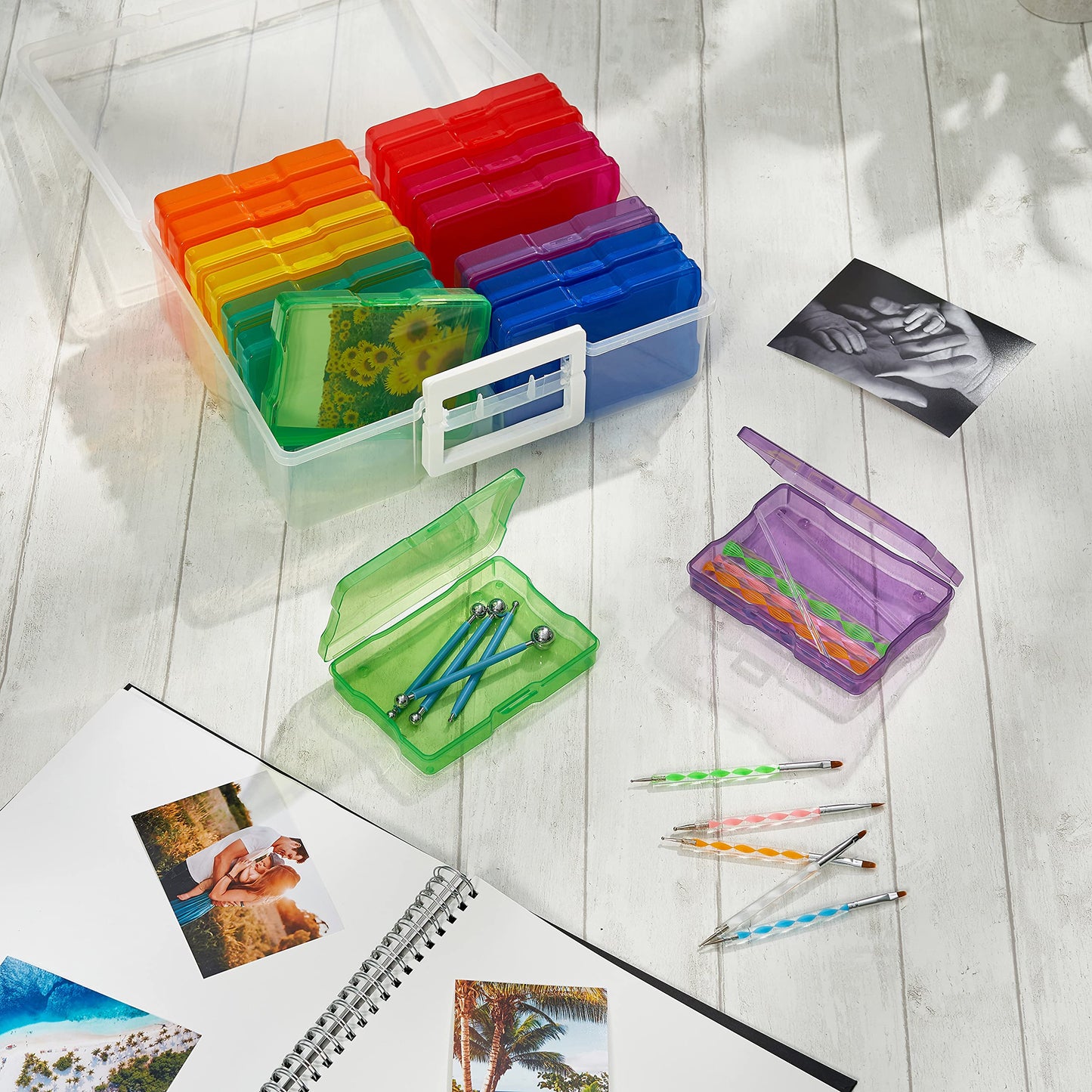 MATANA Foto-Aufbewahrungsbox (38x30x13cm, Farbig) für 15x10cm Fotos - Foto Organizer Box mit 16 Fächern und Etiketten - Sticker & Saatgut Aufbewahrung