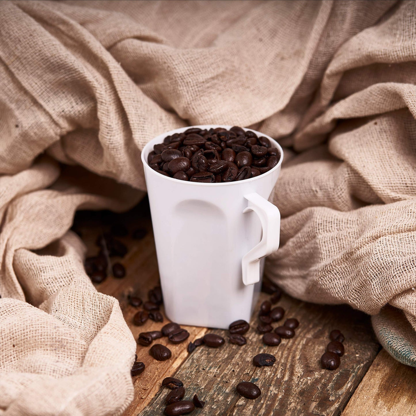 MATANA 50 Weiße Hartplastik Kaffeebecher, 255ml - Kaffee, Tee, Schokolade, Heiße & Kalte Getränke - Stabil & Mehrweg - Camping, Hochzeiten, Picknick, Grillabende, Outdoor-Events, Partys