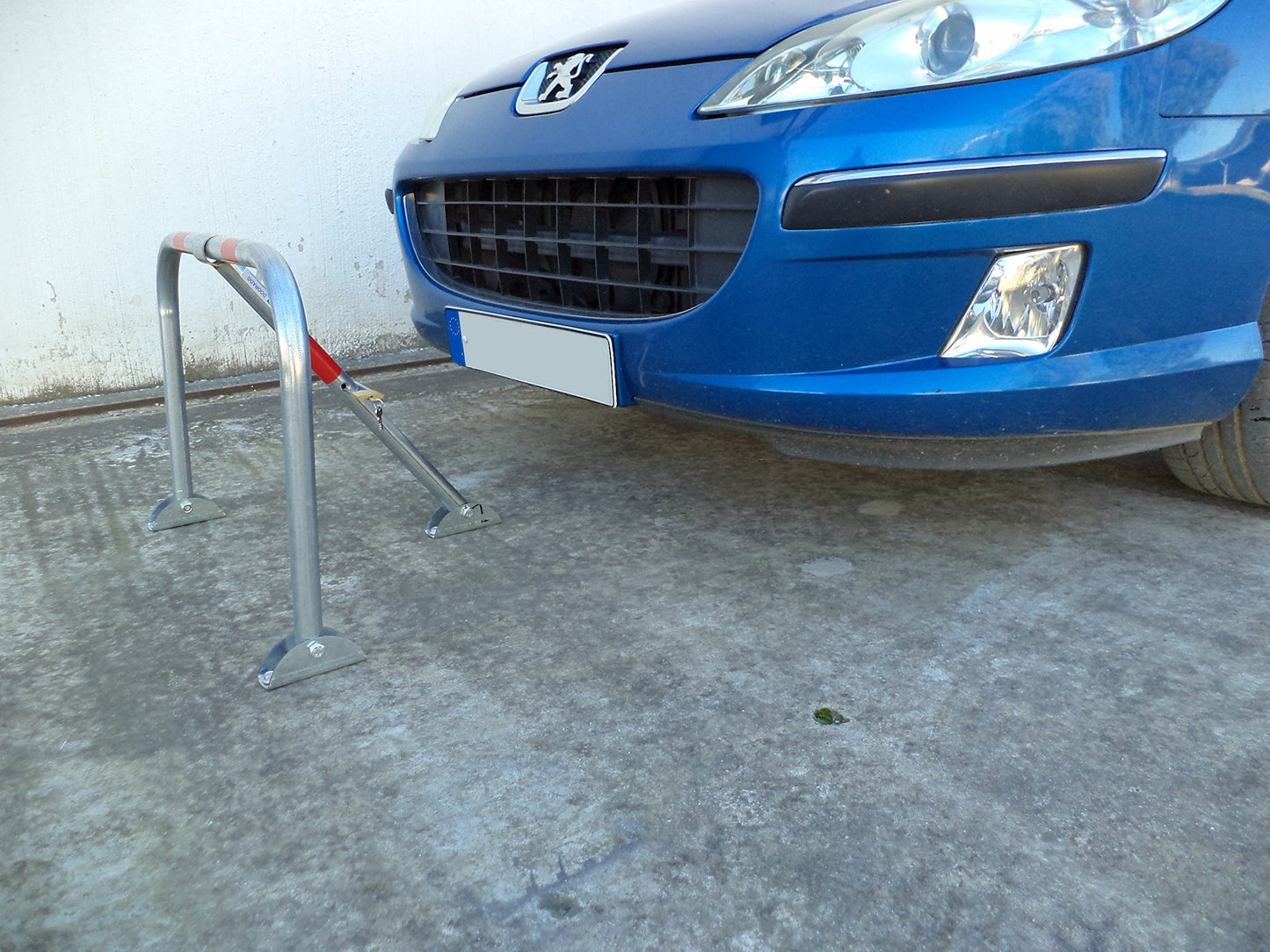SNS SAFETY LTD Parkplatzsperre Klappbar, aus verzinktem Stahlrohr 32 mm, mit 3 Beinen, Vorhängeschloss mit 3 Schlüsseln, 71cm x 50cm (1 Stück)