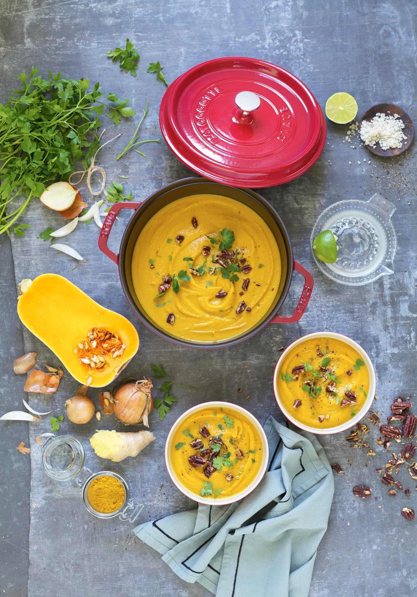 STAUB Gusseisen Bräter/Cocotte, Rund 24 cm, 3,7 L, Aromaregen Funktion für optimale Befeuchtung, Für alle Herdarten inkl. Induktion & Backofen, Kirschrot
