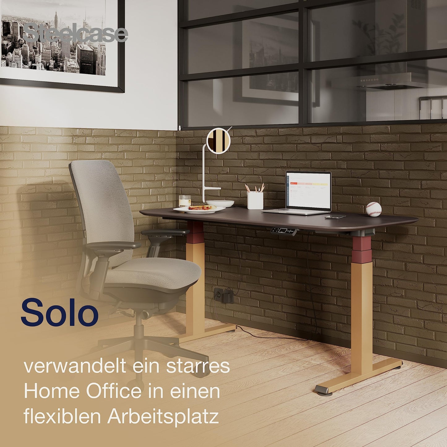Steelcase Solo Elektromotorisch höhenverstellbarer Homeoffice-Schreibtisch, programmierbares Bedienpaneel, Antikollisionssensor, Kabelnetz, Tischplatte aus Linoleum Mauve, Gestell Messing Matt/Merlot