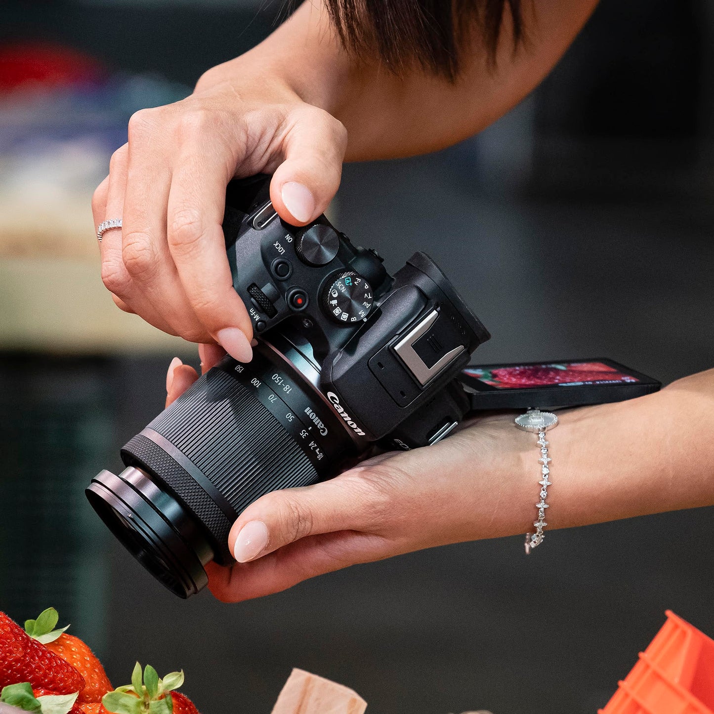Canon EOS R10 Kamera spiegellos (Hybridkamera, DSLR Upgrade, 15 B/s, 4K Videos, Dual Pixel CMOS AF II Fokussystem, WLAN) schwarz