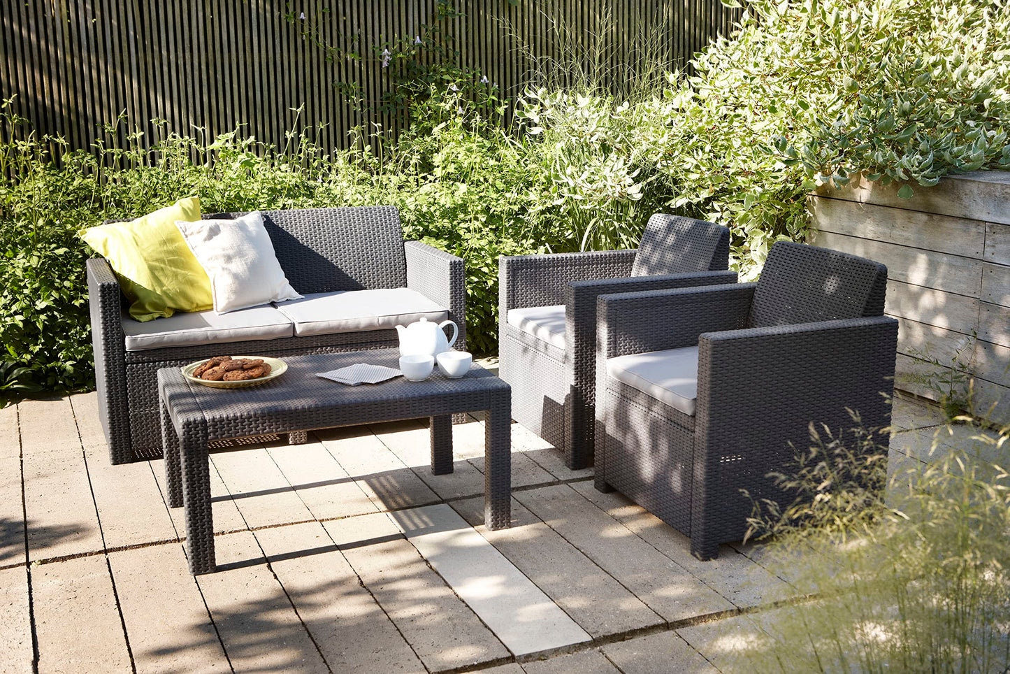 Allibert by Keter Merano Gartenmöbel Set aus Kunststoff, inkl. Sitzkissen, grau, 4-teilig, 2 Sessel, Sofa & Tisch, für Garten & Terrasse, Flache Rattanoptik