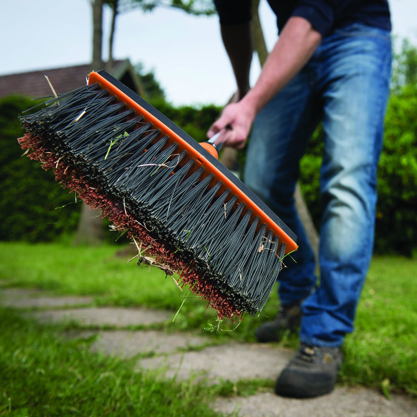 Fiskars Allzweckbesen, Besenkopf, Breite: 26 cm, Kunststoff-Borsten, Schwarz/Orange, QuikFit, 1001417