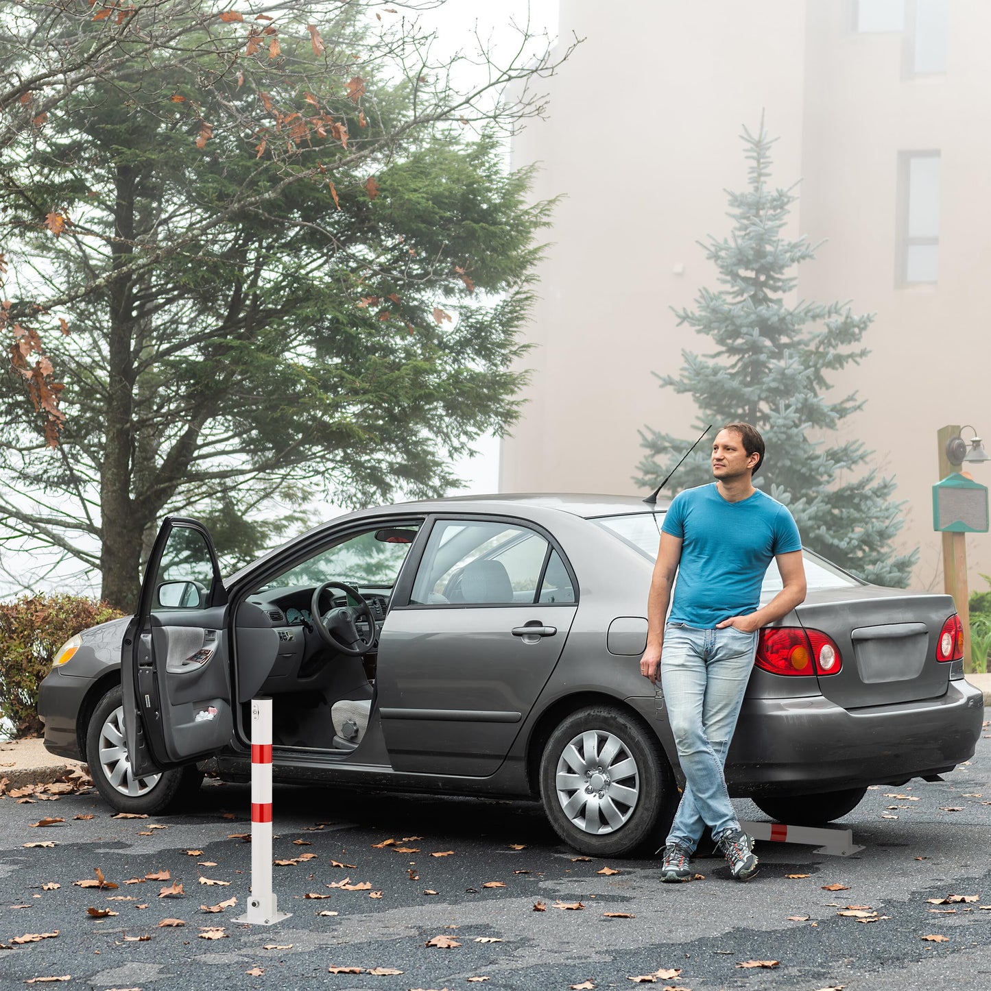Relaxdays Absperrpfosten, klappbar, Stahl, Parkplatz Absperrung, H: 65 cm, abschließbar, runder Parkpfosten, weiß/rot