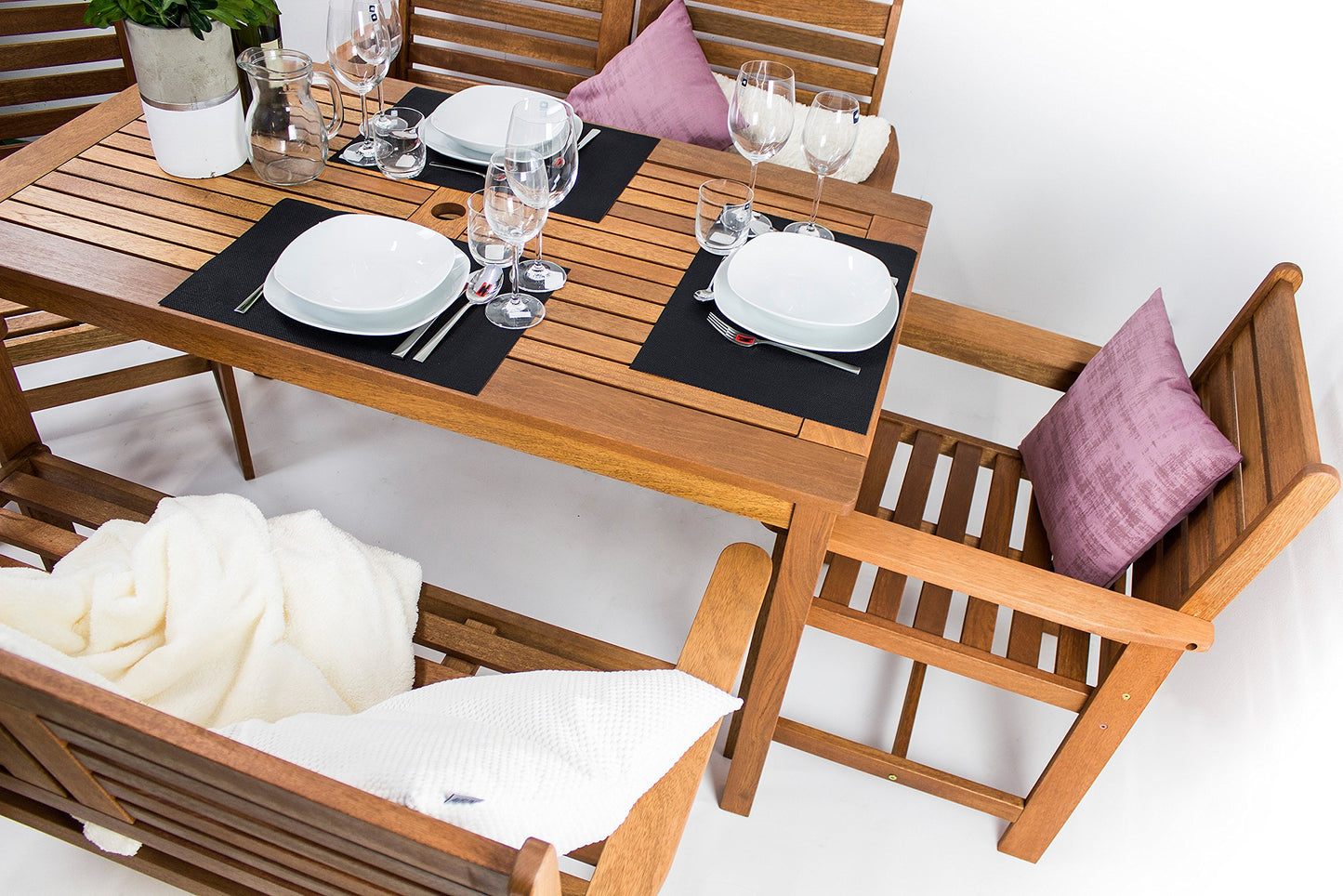Avanti Trendstore - Furni - Gartenset 5-teilig aus Hartholz Teak, 1 Tisch (Maße: BHT 135x73,5x75 cm), 2 Stühle (Maße: BHT 61x88x62 cm), 2 Bänke (Maße: BHT 120x88x62 cm)