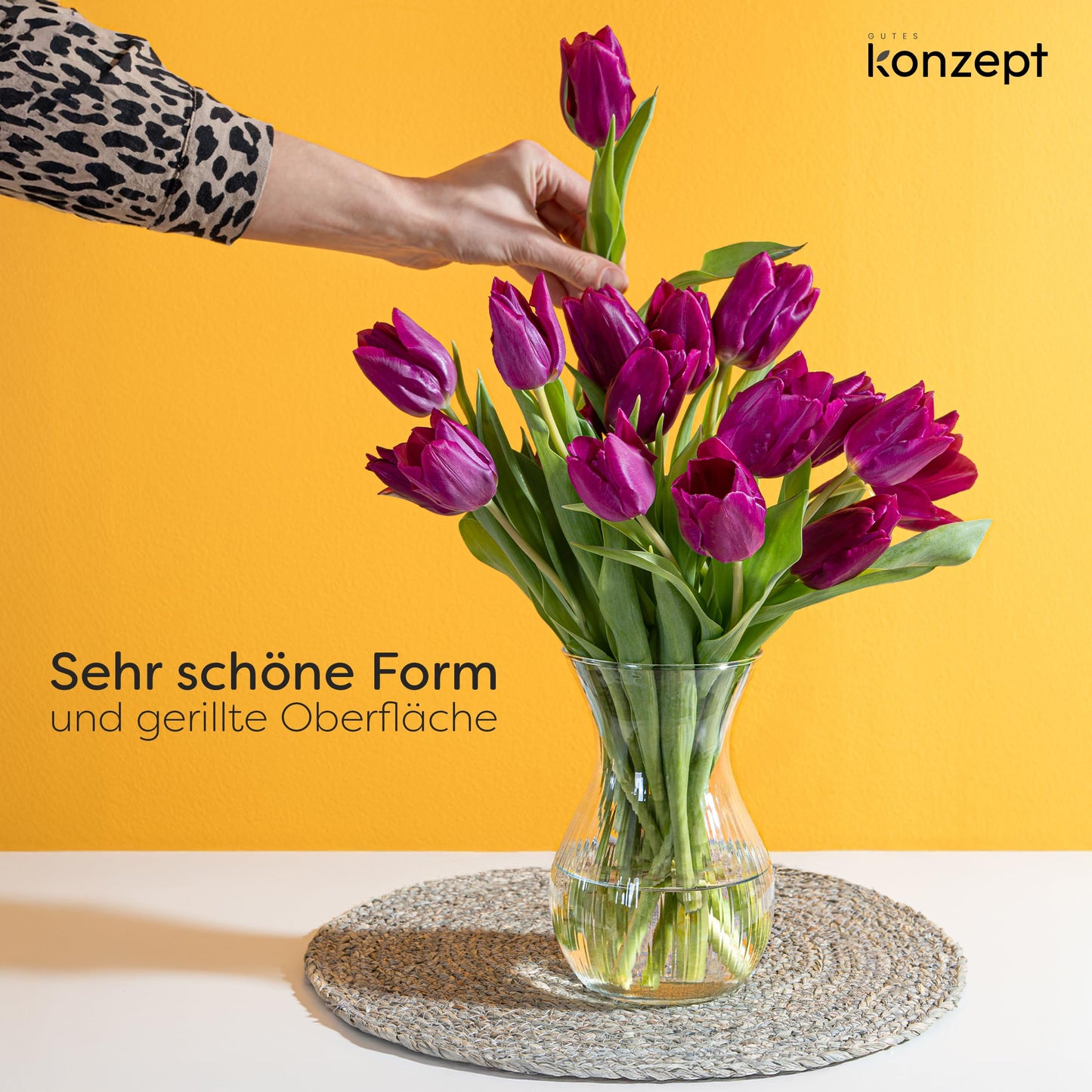 KONZEPT Blumenvase Glas 18 cm Hoch, ⌀ 11 cm, Vase für Tulpen Durchsichtig, Spülmaschinenfest - Kleine Vase für Tischdeko bei Hochzeiten & Partys