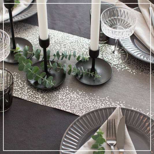 100%Mosel Tischläufer Leinenoptik Grau, Punkte in Silber, (28 cm x 5 m), Tischband, edle Tischdeko für Weihnachten & Adventszeit, Festliche Dekoration zu besonderen Anlässen
