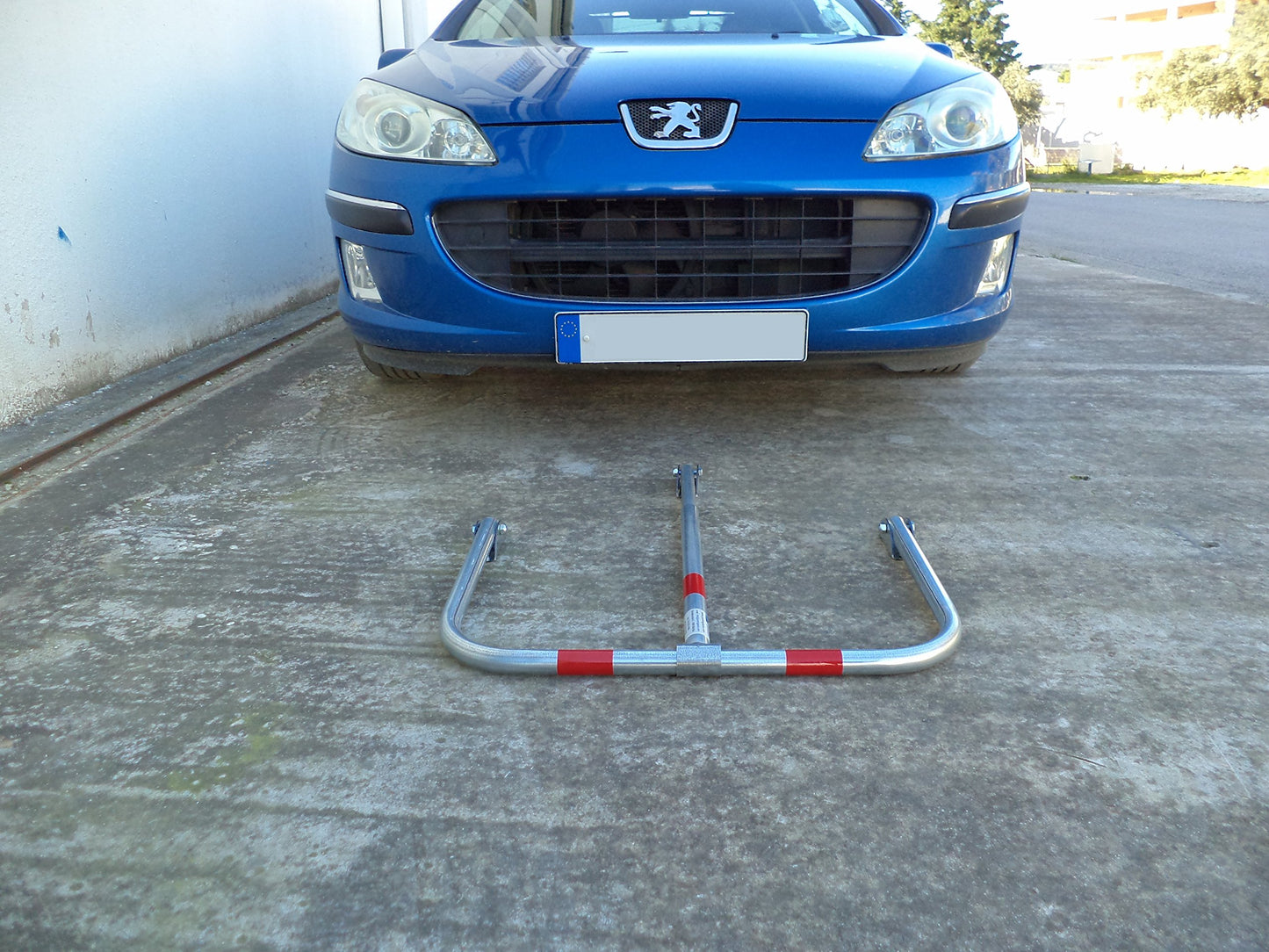 SNS SAFETY LTD Parkplatzsperre Klappbar, aus verzinktem Stahlrohr 32 mm, mit 3 Beinen, Vorhängeschloss mit 3 Schlüsseln, 71cm x 50cm (1 Stück)