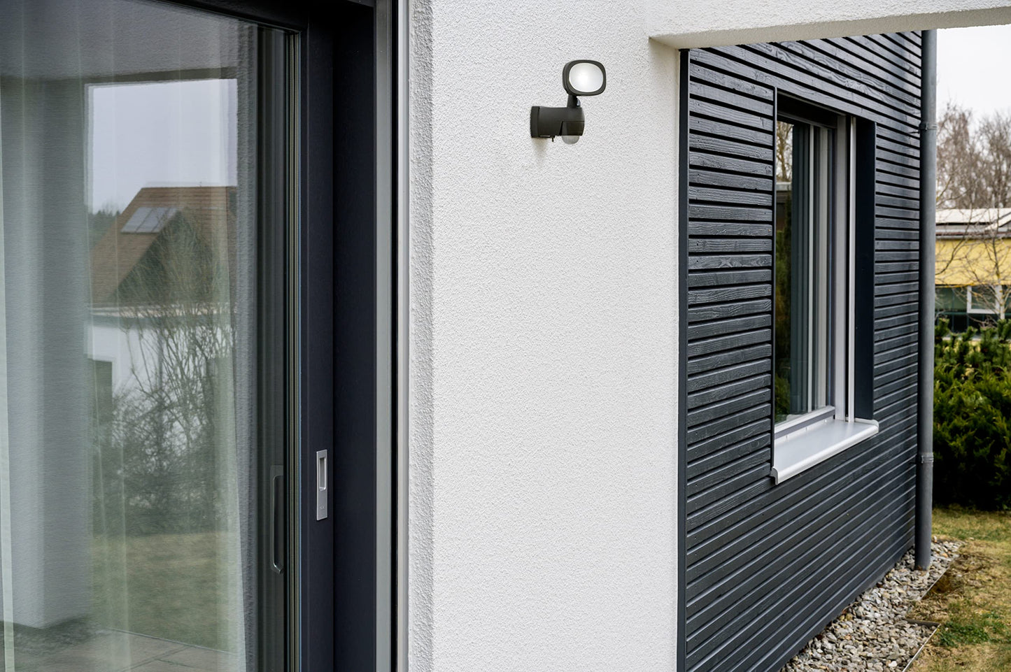 Brennenstuhl Batterie LED Strahler LUFOS/Kabelloser LED Außen-Strahler mit Batterie und Bewegungsmelder (Fluter batteriebetrieben mit 4 hochwertigen Marken LEDs, 210 Lumen, für außen IP44)