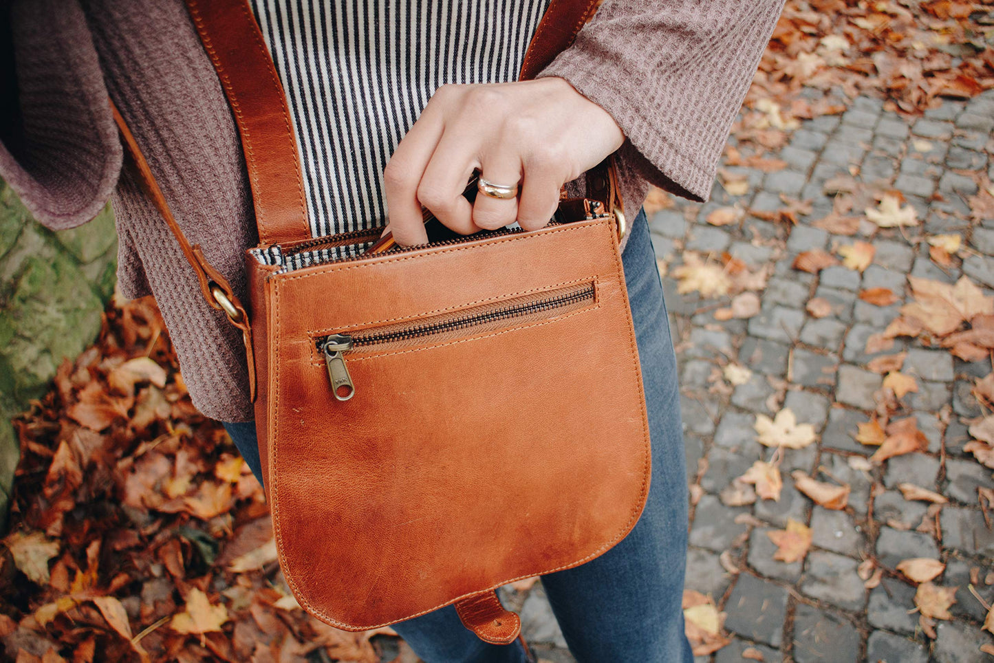 Holzrichter Berlin Umhängetasche No 5-1 (M) - Vintage Hobo Leder-Handtasche & Schultertasche, Damen & Herren - Cognac-Braun