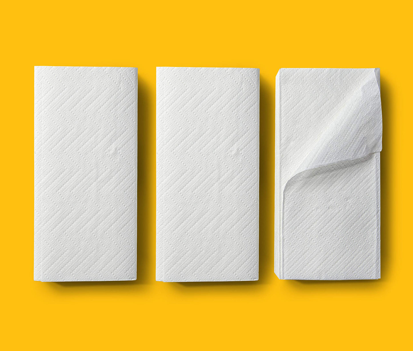 AmazonCommercial V-Falt Papierhandtücher, 2-lagig Premium, 3150 Blätter (210 Blätter, 15-er Pack), Blattgröße: 21 cm x 24 cm
