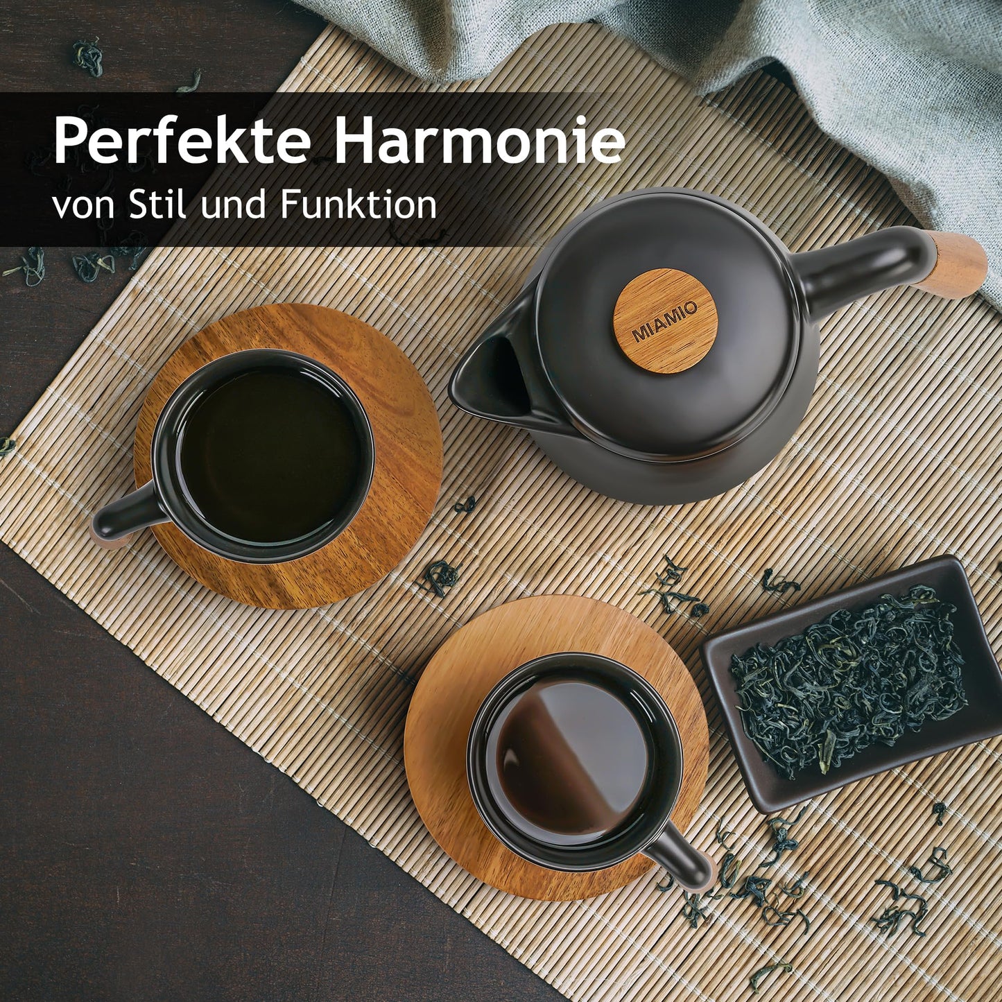 MIAMIO - 1 Liter Keramik-Teekanne-Set mit Siebeinsatz und Tassen/Teesieb, 4 Keramik-Teetassen (300 ml), Bambus-Untersetzer/Henkel für Haus und Büro (Schwarz)
