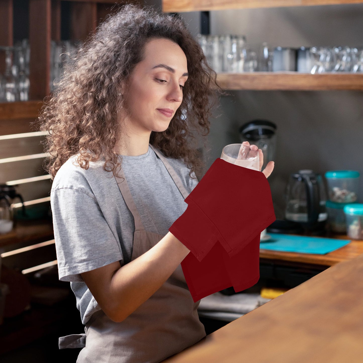 KICHLY Stoffservietten - Packung mit 24 Stück, Wiederverwendbare Stoffservietten, weich und bequem - ideal für Veranstaltungen und den regelmäßigen Gebrauch zu Hause, 100% Polyester (Rot, 43x43cm)