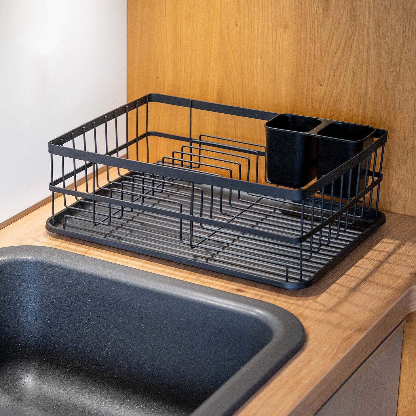 JOHSEATY Abtropfgestell Geschirr Schwarz Matt Metall (42x31,5x15,5cm) Geschirrabtropfgestell mit Besteck Halterung und Abtropfschale aus Plastik für die Spüle Geschirr Abtropfständer