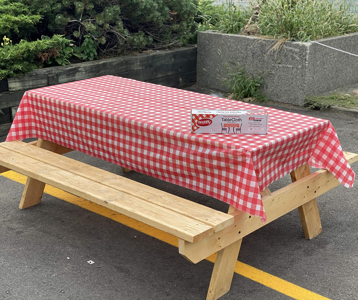 Neatiffy Einweg-Tischdeckenrolle - Dicke, wasserdichte Kunststoff-Tischdecken - Schneider für Sonderlängen - Für Rechteckige, quadratische, runde, ovale Tische - 1,37 x 32,9 m Rot kariert