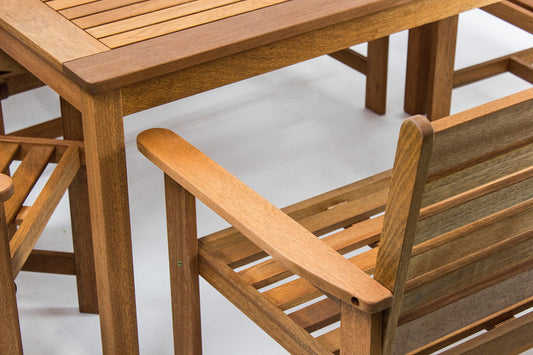 Avanti Trendstore - Furni - Gartenset 5-teilig aus Hartholz Teak, 1 Tisch (Maße: BHT 135x73,5x75 cm), 2 Stühle (Maße: BHT 61x88x62 cm), 2 Bänke (Maße: BHT 120x88x62 cm)