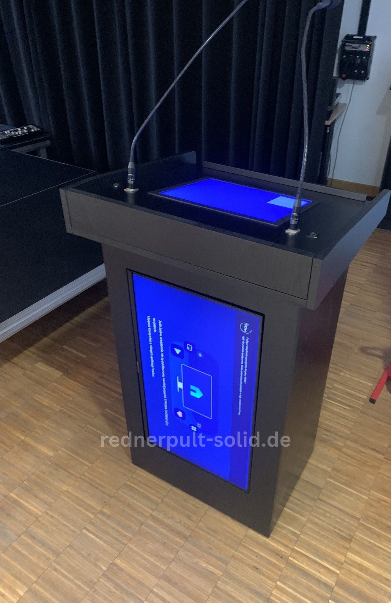 Rednerpult mit Display und Touchscreen – Ideal für Konferenzen und Präsentationen, Modell CRACOW