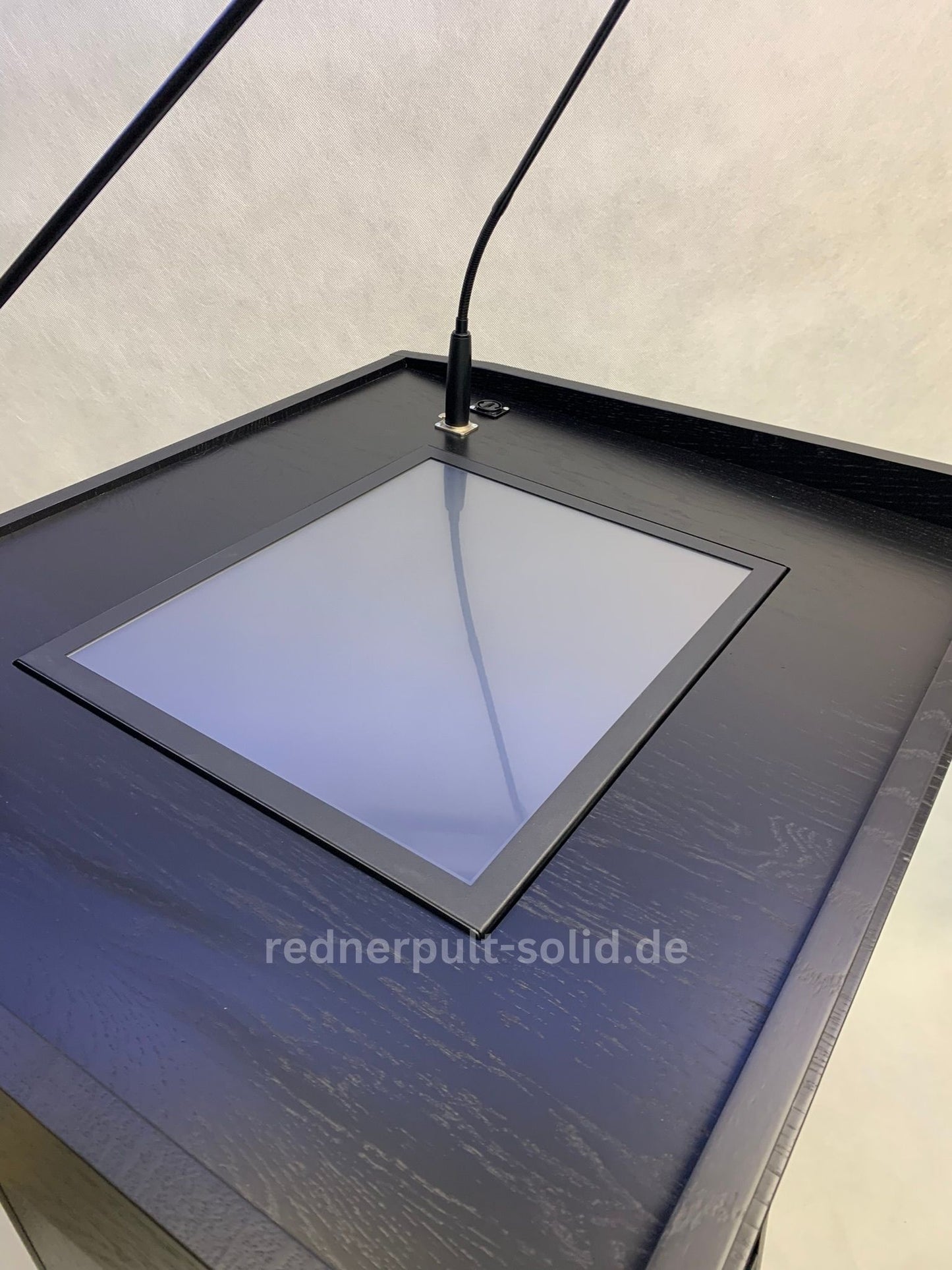 Rednerpult mit Display und Touchscreen – Ideal für Konferenzen und Präsentationen, Modell CRACOW